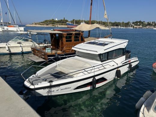 Glyfada Motorboat Nordkapp Gran coupe 905 alt tag text