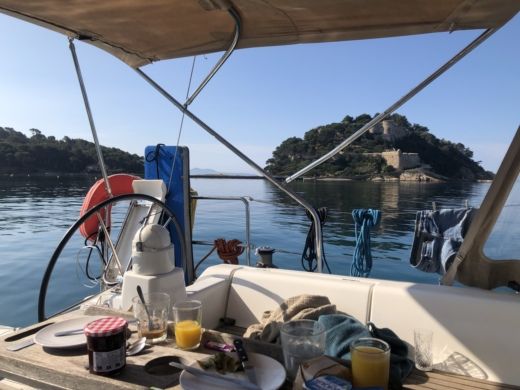 Hyères Sailboat Dufour 380 GL alt tag text