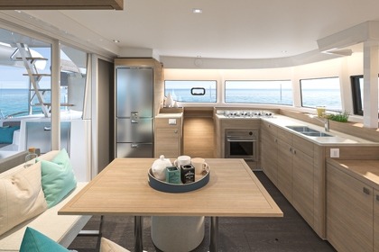 Hire Catamaran Lagoon-Bénéteau Lagoon 43 - 4 + 2 cab. Alimos