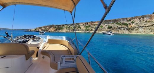 Birgu Motor Yacht Intermare 37 Fly alt tag text