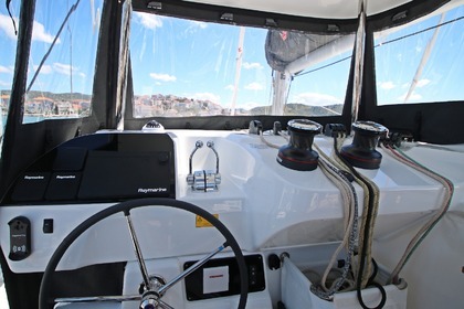 Hire Catamaran Lagoon-Bénéteau Lagoon 43 - 3 + 2 cab. Marina Frapa