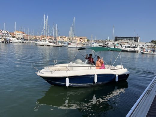 Carnon Motorboat Jeanneau Cap Camarat 625 WA alt tag text