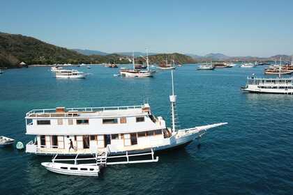 Charter Sailboat Bira Phinisi Komodo