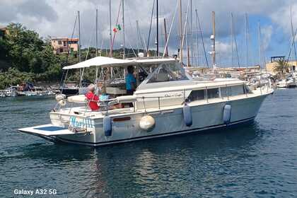 Hire Motorboat Cris craft Commander 231 Procida