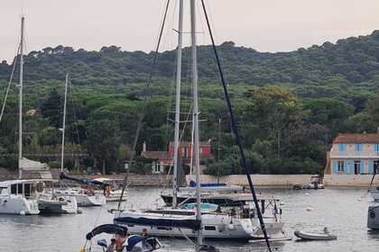 Hire Sailboat Beneteau Oceanis 311 Clipper Saint-Raphaël