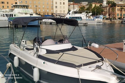Noleggio Barca a motore B2 Marine 672 Sundeck Porto Vecchio