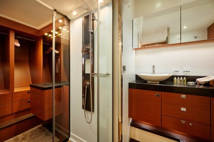 Hire Motor yacht Prestige Yachts Prestige 550 Flybridge Marina Lav