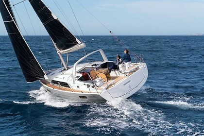 Charter Sailboat Bénéteau Oceanis 41.1 Saint-Mandrier-sur-Mer