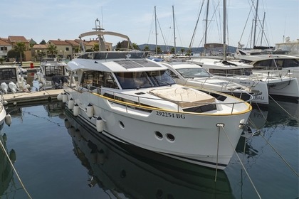 Noleggio Yacht Greenline Yachts Greenline 48 Fly Zaravecchia