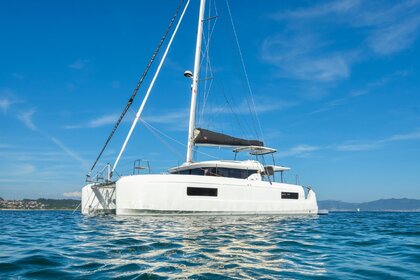 Rental Catamaran  LAGOON 43 Pointe-a-Pitre