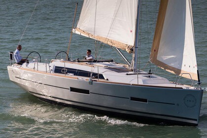 Hire Sailboat Dufour Yachts Dufour 382 GL - 3 cab. Saint-Mandrier-sur-Mer