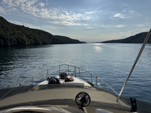 Ровинь Motorboat Azimut 42 Fly alt tag text