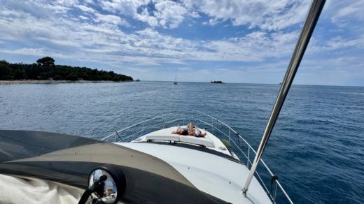 Ровинь Motorboat Azimut 42 Fly alt tag text