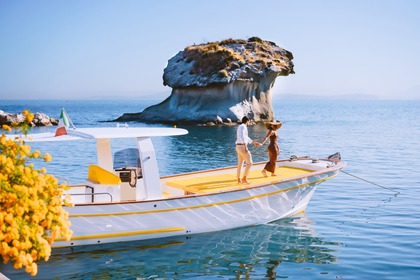 Miete Motorboot Gozzo Ferrara Gozzo 35 ft Ischia