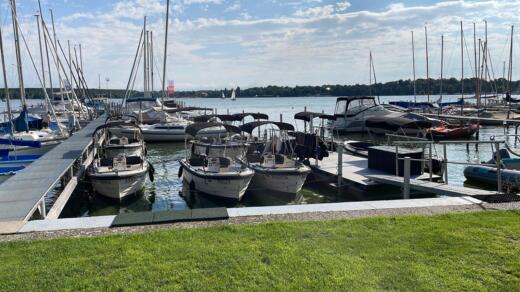 Berlin Motorboat Silver 495 Miamor alt tag text