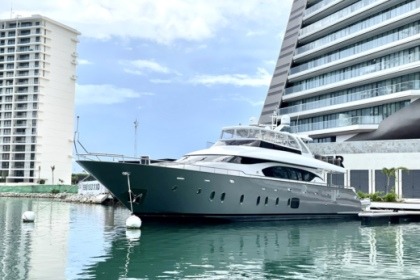 Hire Motor yacht Azimut 31m Cancún