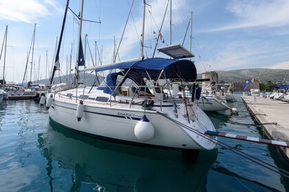 Hire Sailboat Bavaria 33 Cruiser Trogir