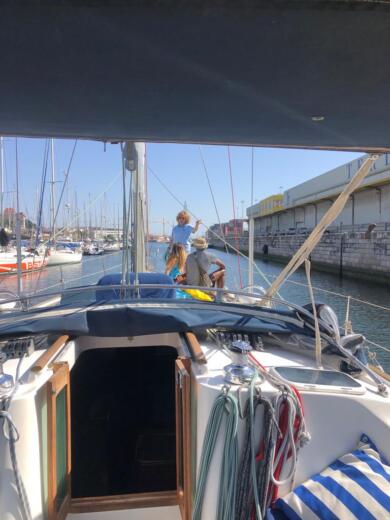 Lisbon Sailboat BENETEAU CYCLADES 43.3 alt tag text