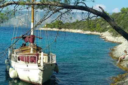 Charter Sailboat Classic boat Leut Stari Grad