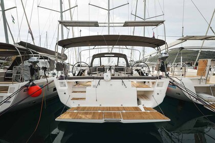 Чартер Парусная яхта Dufour Yachts Dufour 530 - 5 + 1 cab. Трогир