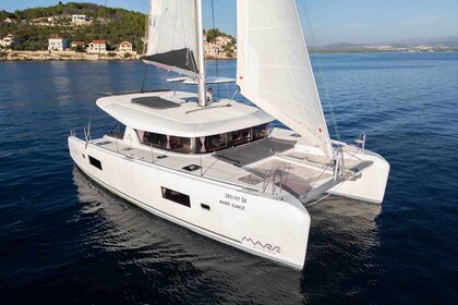 Hire Catamaran Lagoon-Bénéteau Lagoon 42 - 4 + 2 cab. Šibenik