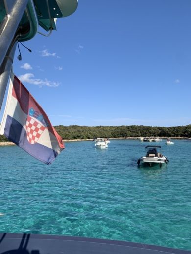 Novalja Motorboat Beneteau Antares 1080 alt tag text