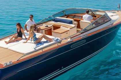 Noleggio Yacht a motore Riva Montecarlo 40 Naxos
