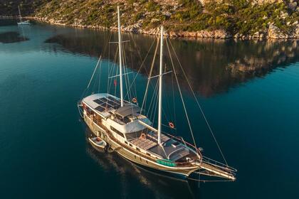 Miete Gulet Custom built gulet with a capacity of 10 people Traditional gulet Marmaris