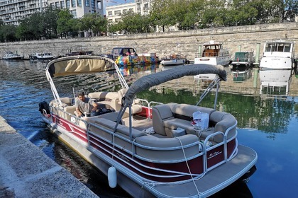 Hire Motorboat Smoker craft Suntracker Paris