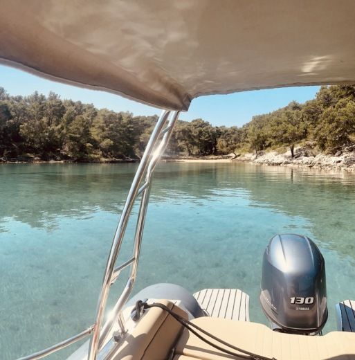 Bol Harbour RIB Salpa soleil 20 alt tag text