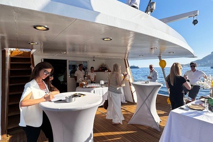 Location Yacht Canados Canados 90' Menton