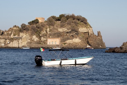 Noleggio Barca senza patente  Boston Whaler Currituck 17 Aci Trezza