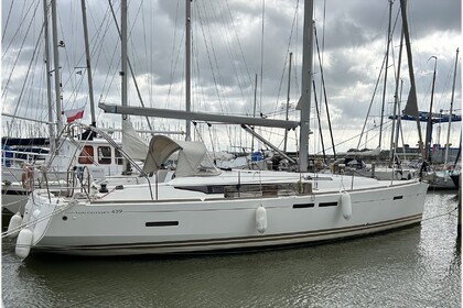 Charter Sailboat Jeanneau Sun Odyssey 439 Lemmer