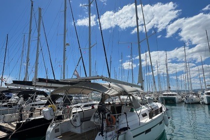 Charter Sailboat Bavaria Yachtbau Bavaria Cruiser 41 - 3 cab. Brač