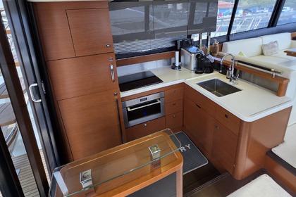 Rental Motorboat Jeanneau Prestige 550 fly Primošten