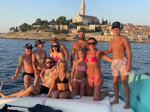 Ровинь Motorboat Azimut 42 Fly alt tag text