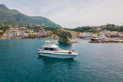 Hire Motor yacht Azimut Azimut 43 Forio