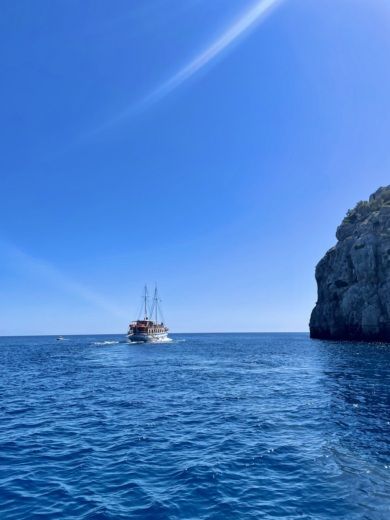 Rodos Motorboat Sea Ray 410 Express Cruiser alt tag text