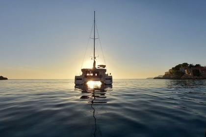 Rental Catamaran Fountaine Pajot Helia 44 Saint-Cyprien