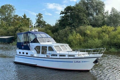 Charter Houseboat Lotus Elite Pedro Skiron 35 Jirnsum