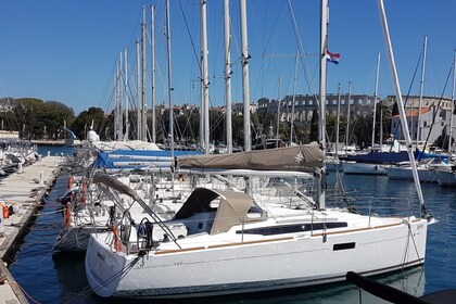 Hire Sailboat JEANNEAU SUN ODYSSEY 349 Pula