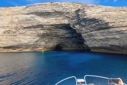 Verhuur Motorboot Invictus CX 240 Sari-Solenzara