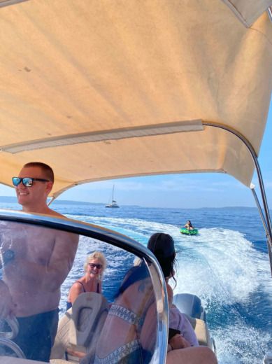 Split Motorboat Arrow Abaris 23 alt tag text