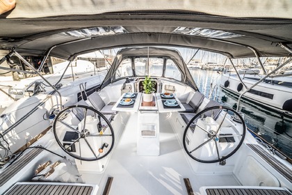 Hire Sailboat BENETEAU Oceanis 381 Alimos