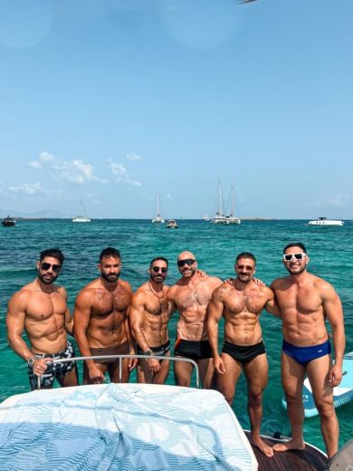 Ibiza Motorboat Monterey 415 sport yacht alt tag text