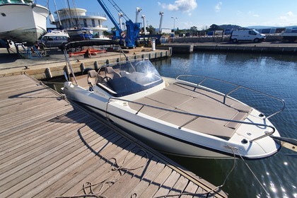 Rental Motorboat QUICKSILVER Sundeck 675 Hyères