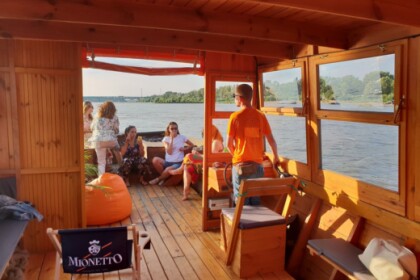 Rental Motorboat - rejsy statkiem po Wiśle Warsaw