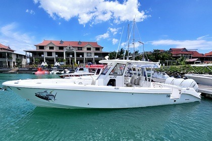 Charter Motorboat Everglades 355cc Victoria