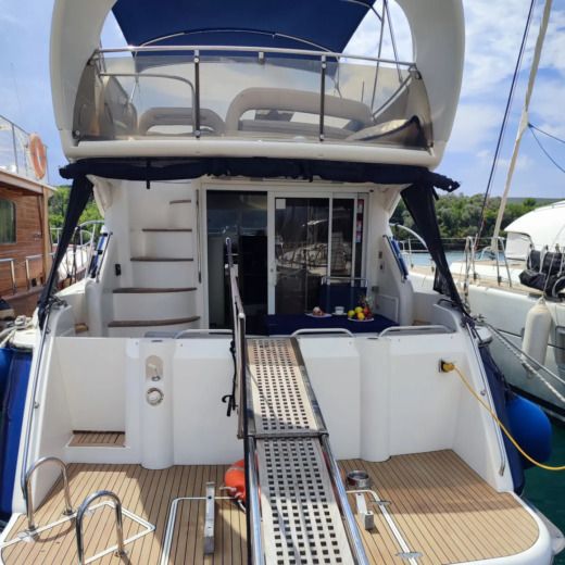 Motorboat Fairline Phantom 42 Boat layout