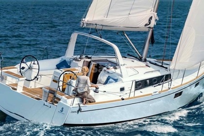 Чартер Парусная яхта Beneteau Oceanis 38.1 Ла Трините-Сюр-Мер